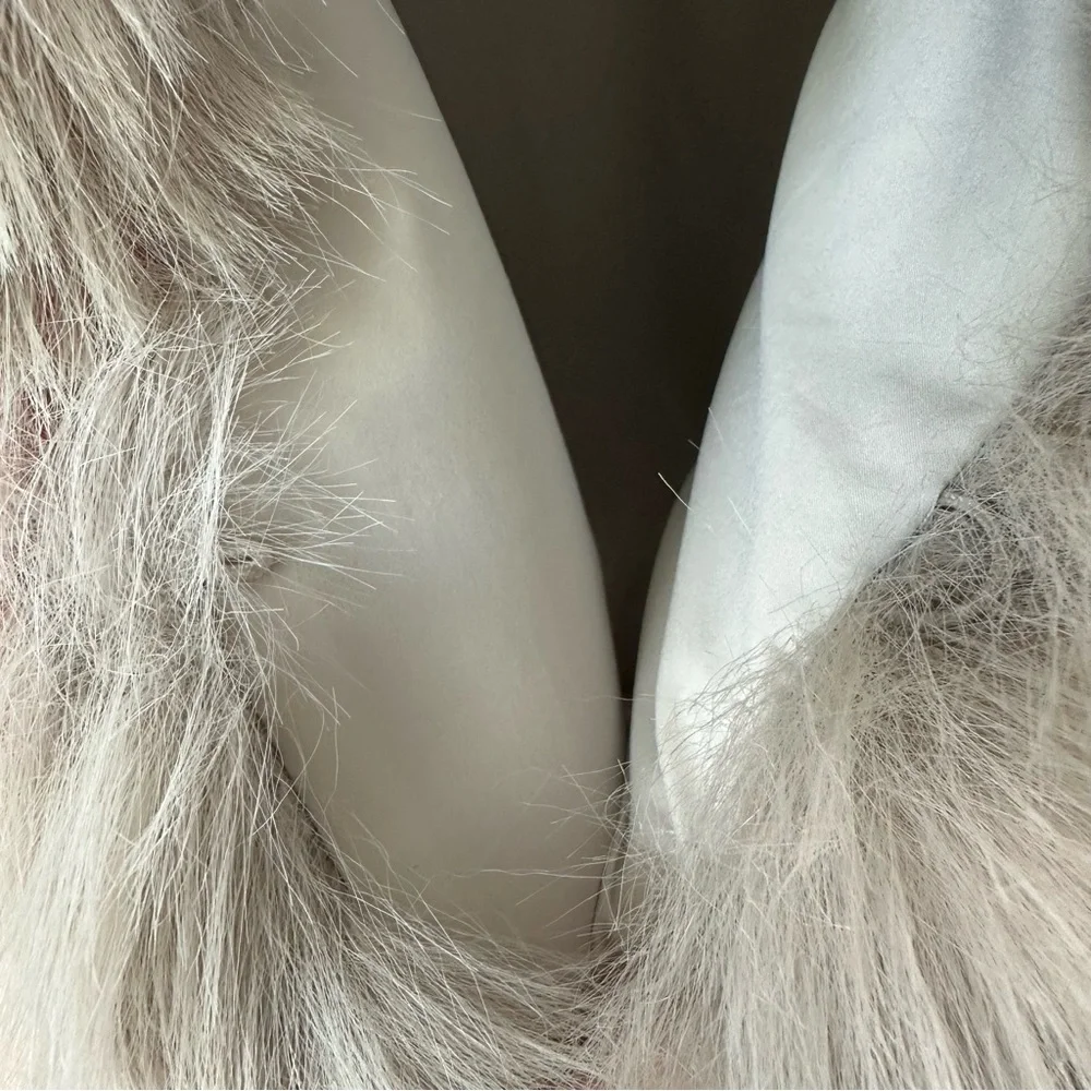 ALO YOGA Opulent Faux Fur Cropped Vest in Oat Beige SZ M - Picture 6 of 8